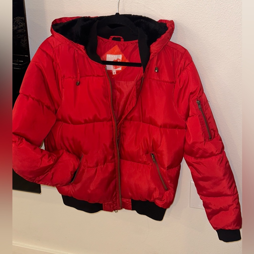 WOMEN’S RED PUFFER JACKET W/ FUR HOOD size MEDIUM, NEVER WORN (no tags)